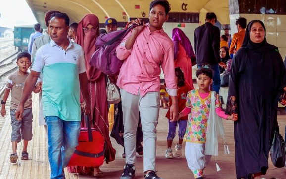 ঈদের ছুটি শেষে ঢাকামুখী মানুষের ঢল, স্টেশন-টার্মিনালে ভিড়