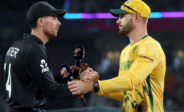 টি-টোয়েন্টি বিশ্বকাপের সেমিফাইনালে দক্ষিণ আফ্রিকাকে একে বারে ধসিয়ে দিল নিউজিল্যান্ড। ফিন অ্যালেনের ঝড়ো ৩৩ বলের সেঞ্চুরিতে