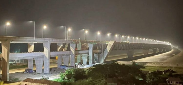 জ্বলে উঠলো পদ্মা সেতুর ৪১৫টি বাতি