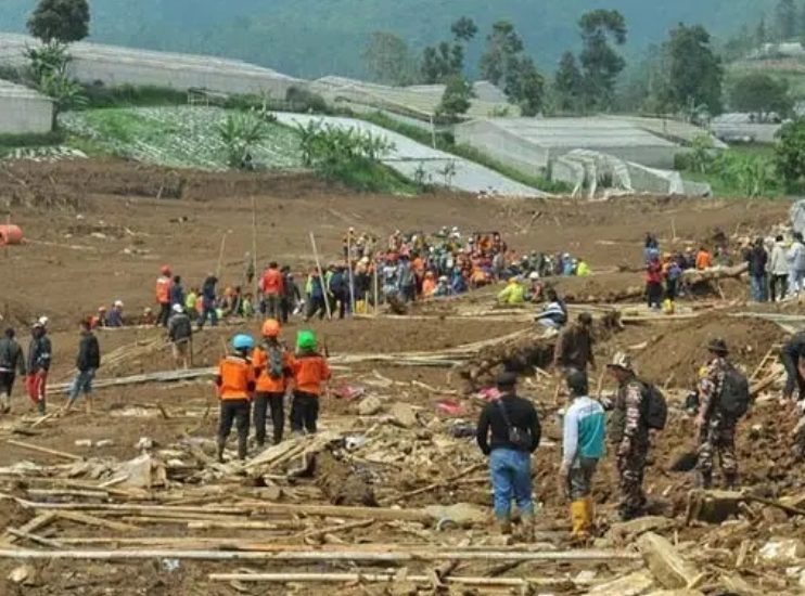 ইন্দোনেশিয়ায় ভয়াবহ ভূমিধসে নিহত ৫৫