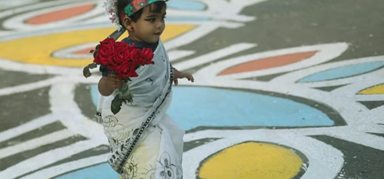 অমর একুশে: শহীদ মিনারে অব্যাহত জনসমুদ্র, ভাষা শহীদদের প্রতি শ্রদ্ধা