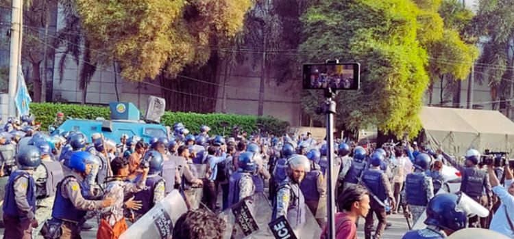 যমুনা অভিমুখে ইনকিলাব মঞ্চের মিছিলে পুলিশের সঙ্গে সংঘর্ষ