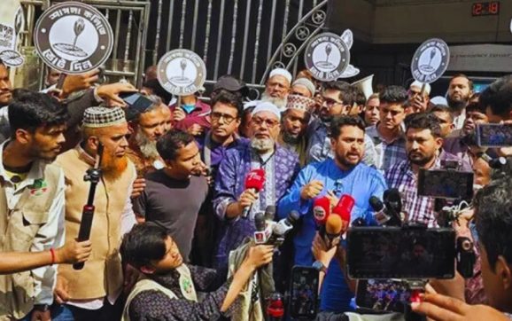ব্যানার ছিঁড়ে ফেলা হচ্ছে, হুমকি দেয়া হচ্ছে : নাহিদ ইসলাম