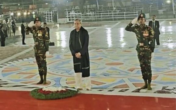 একুশের প্রথম প্রহরে ভাষা শহীদদের স্মরণে রাষ্ট্রপতি ও প্রধানমন্ত্রীর পুষ্পার্ঘ্য