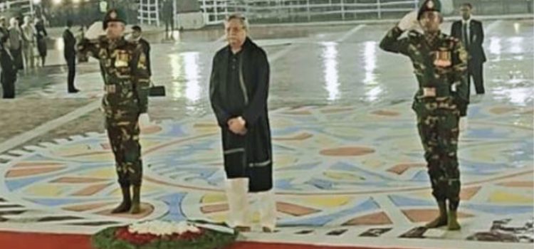 একুশের প্রথম প্রহরে ভাষা শহীদদের স্মরণে রাষ্ট্রপতি ও প্রধানমন্ত্রীর পুষ্পার্ঘ্য