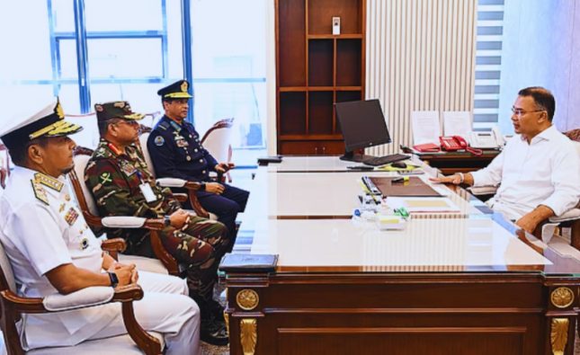 প্রধানমন্ত্রীর তারেক রহমানের সঙ্গে সৌজন্য সাক্ষাৎ সেনা, নৌ ও বিমানবাহিনী প্রধানের