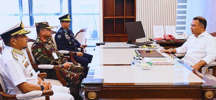 প্রধানমন্ত্রীর তারেক রহমানের সঙ্গে সৌজন্য সাক্ষাৎ সেনা, নৌ ও বিমানবাহিনী প্রধানের