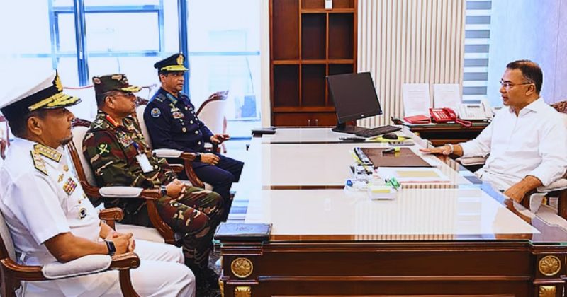 প্রধানমন্ত্রীর তারেক রহমানের সঙ্গে সৌজন্য সাক্ষাৎ সেনা, নৌ ও বিমানবাহিনী প্রধানের