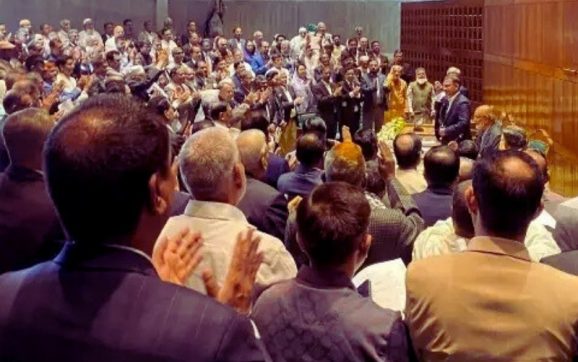 শুল্কমুক্ত গাড়ি-সরকারি প্লট ছাড়লেন বিএনপির এমপিরা: দলীয় সভায় সিদ্ধান্ত