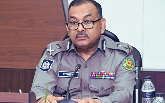 ত্রয়োদশ সংসদ নির্বাচন: ঢাকা ঘিরে ডিএমপির অভেদ্য নিরাপত্তা বলয়, ভোটকেন্দ্রে সর্বোচ্চ কড়াকড়ির নির্দেশ