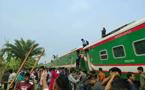সান্তাহারে নীলসাগর এক্সপ্রেসের ৯ বগি লাইনচ্যুত