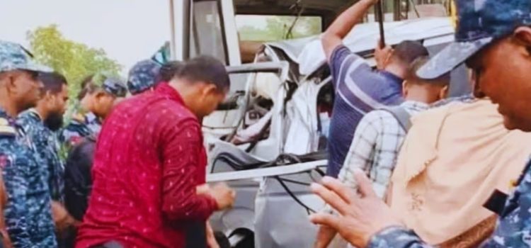 বিয়ের পোশাকেই চিরবিদায় বর-কনের! রামপালে সড়ক দুর্ঘটনায় নিহত ১৪