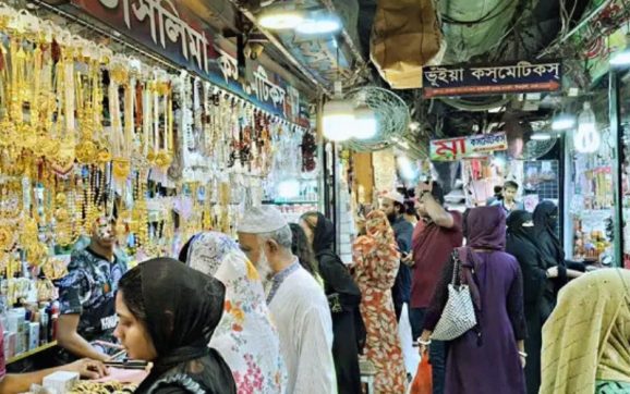 ঈদে পোশাক ও জুতার বাজারে উৎসবের হাওয়া, মন্দা মোবাইলে
