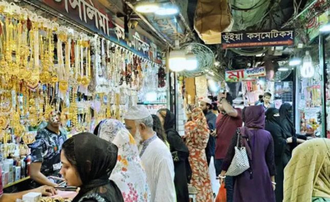 ঈদে পোশাক ও জুতার বাজারে উৎসবের হাওয়া, মন্দা মোবাইলে