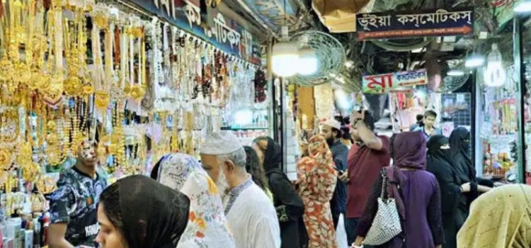 ঈদে পোশাক ও জুতার বাজারে উৎসবের হাওয়া, মন্দা মোবাইলে