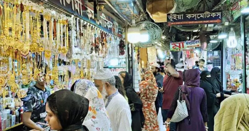 ঈদে পোশাক ও জুতার বাজারে উৎসবের হাওয়া, মন্দা মোবাইলে