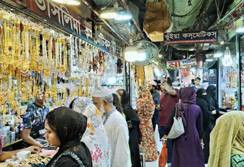 ঈদে পোশাক ও জুতার বাজারে উৎসবের হাওয়া, মন্দা মোবাইলে