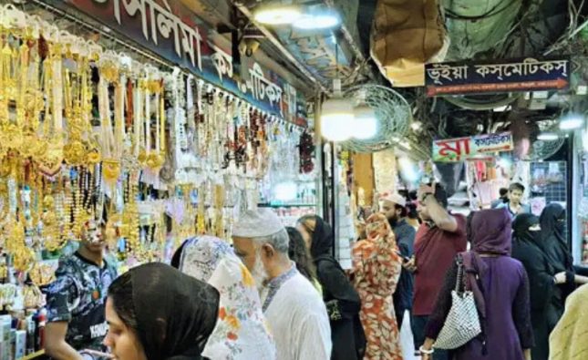 উৎসবের রঙে টিকাটুলি: শেষ মুহূর্তের কেনাকাটায় সরগরম ‘রাজধানী সুপার মার্কেট’