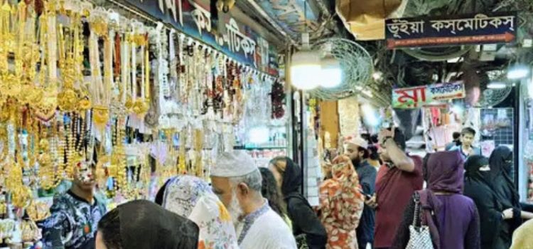 উৎসবের রঙে টিকাটুলি: শেষ মুহূর্তের কেনাকাটায় সরগরম ‘রাজধানী সুপার মার্কেট’
