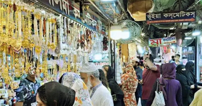 উৎসবের রঙে টিকাটুলি: শেষ মুহূর্তের কেনাকাটায় সরগরম ‘রাজধানী সুপার মার্কেট’