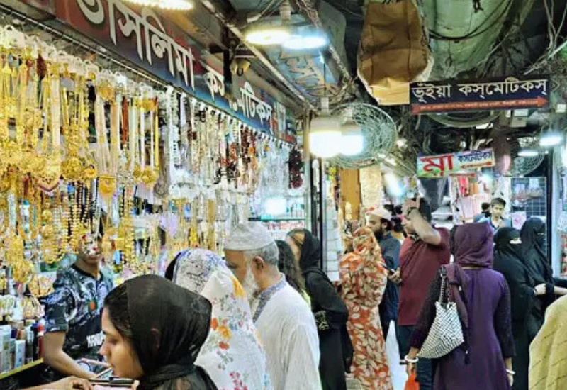 উৎসবের রঙে টিকাটুলি: শেষ মুহূর্তের কেনাকাটায় সরগরম ‘রাজধানী সুপার মার্কেট’