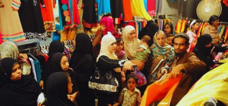 ঈদ কেনাকাটায় নিউমার্কেটে উৎসবের আমেজ!