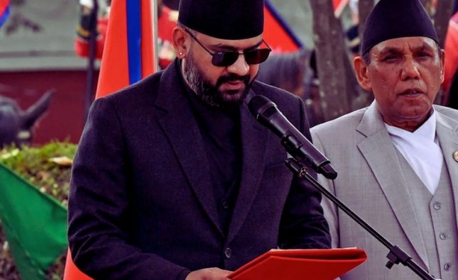 মাইক থেকে সিংহাসন: শপথ নিলেন নেপালের নতুন প্রধানমন্ত্রী ‘বালেন’