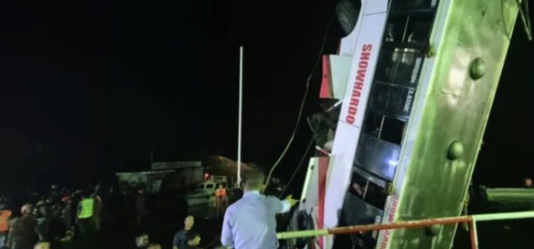 পদ্মার বাসডুবি: বেড়েই চলেছে মৃতের সংখ্যা