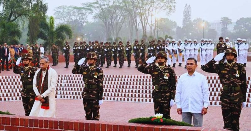 স্মৃতিসৌধে পুষ্পস্তবক অর্পণ রাষ্ট্রপতি ও প্রধানমন্ত্রীর