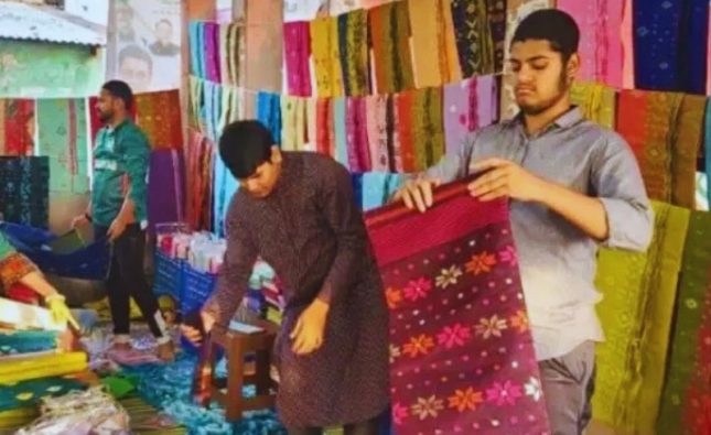 রাতজাগা পাইকারি বেনারসি হাট, ঈদের আগে জমজমাট বেচাকেনা