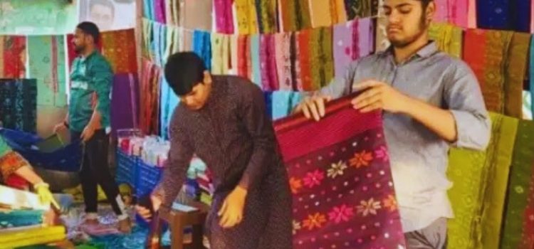 রাতজাগা পাইকারি বেনারসি হাট, ঈদের আগে জমজমাট বেচাকেনা