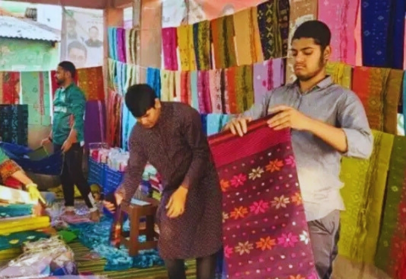 রাতজাগা পাইকারি বেনারসি হাট, ঈদের আগে জমজমাট বেচাকেনা